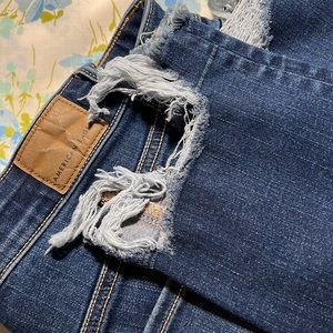 American Eagle High Rise Jegging Crop- distressed hem. Size 10 long